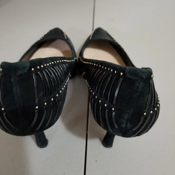 Vince Camuto  black pumps. - Picture 4 of 7